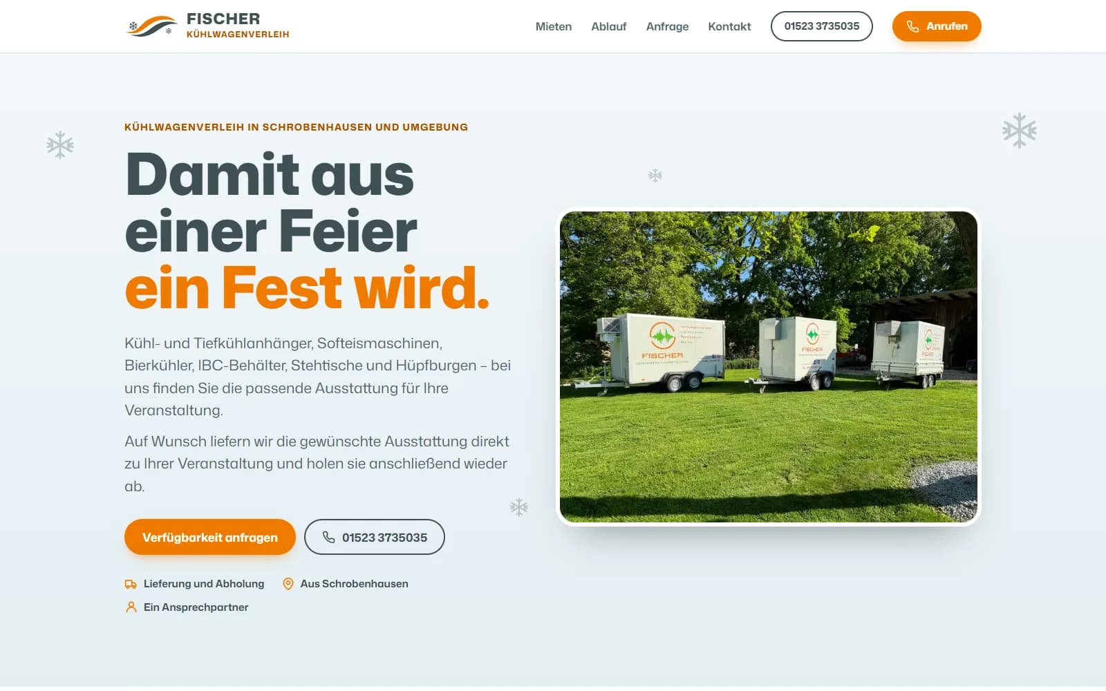 Startseite von Fischer Kühlwagenverleih: Überschrift „Damit aus einer Feier ein Fest wird.“, daneben ein Foto von drei Kühlanhängern auf einer Wiese, darunter die Knöpfe Verfügbarkeit anfragen und die Telefonnummer.