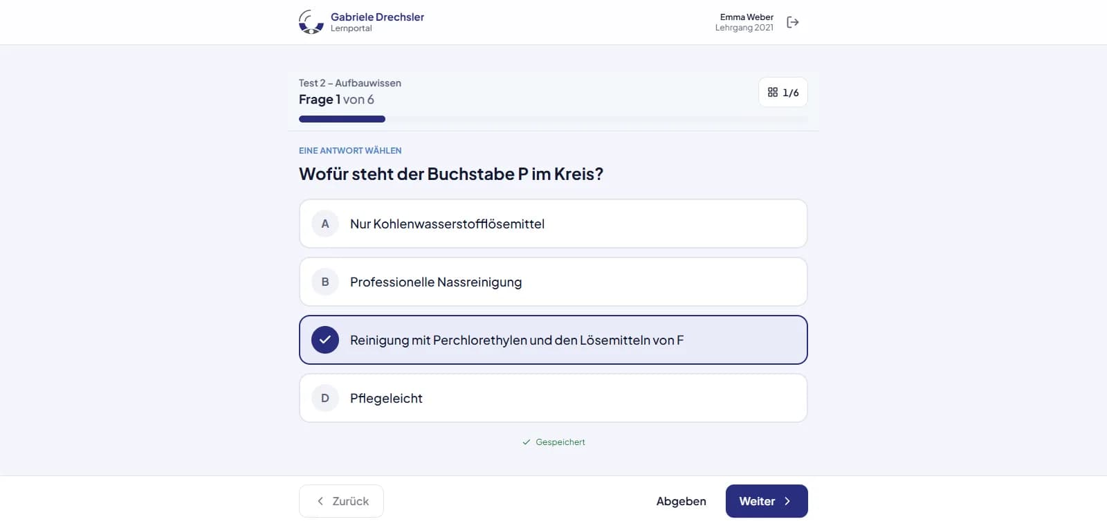 Eine Testfrage im Lernportal aus Schülersicht: Frage 1 von 6 mit Fortschrittsbalken, vier Antworten von A bis D, eine davon ausgewählt, darunter der Hinweis Gespeichert und die Knöpfe Zurück, Abgeben und Weiter.